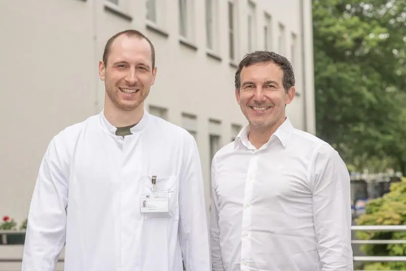 (v.l.) Dr.Simon Fietz, Assistenzarzt an der Klinik für Dermatoonkologie & Phlebologie im Zentrum für Hauterkrankungen des UKB und PD Dr. Dimo Dietrich, Wissenschaftler der Klinik und Poliklinik für Hals-Nasen-Ohren-Heilkunde des UKB | Quelle: R. Müller | Copyright: Universitätsklinikum Bonn (UKB) |