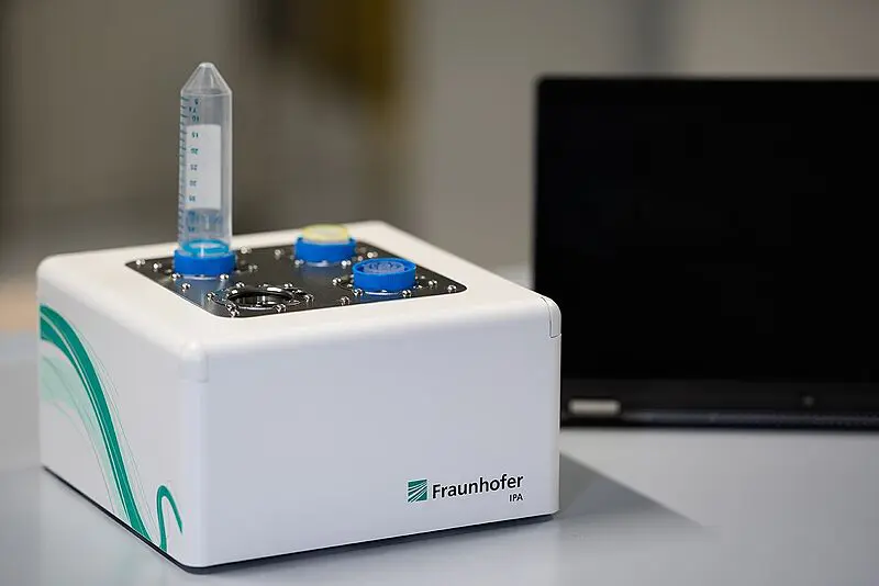 Die automatisierte, schnelle und enzymfreie Extrahierung von lebenden Zellen mit dem TissueGrinder für die Untersuchung von Biopsieproben. Credits: Fraunhofer IPA