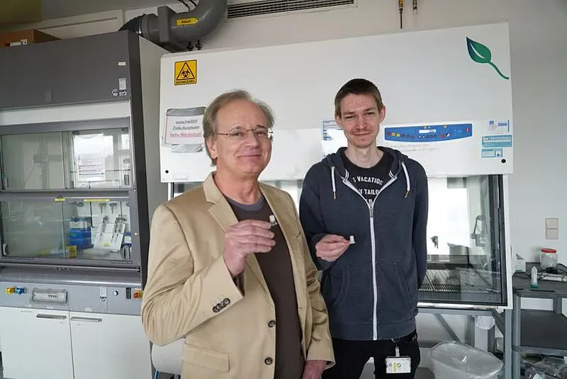 Professor Dr. Hans-Peter Deigner (links) und Doktorand Oliver Riester. Credits: Hochschule Furtwangen