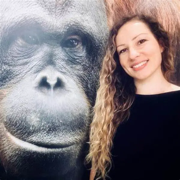 Isabelle Laumer ist promovierte Primatologin und Kognitionsbiologin. Sie hat in den letzten zehn Jahren intensiv Menschenaffen und Goffin-Kakadus an der Universität Wien, Österreich, am Max-Planck-Institut in Leipzig, an der University of California Los Angeles, USA, und am Max-Planck-Institut für Tierverhalten in Konstanz untersucht. Foto/Courtesy of: Dr. Isabelle Laumer/MPG