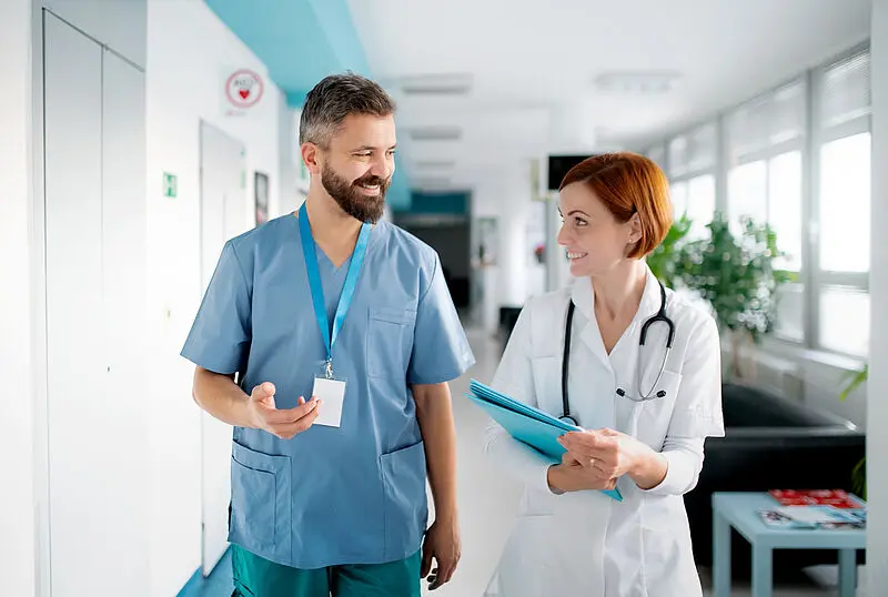 Der Anblick wird seltener: Fachpersonal im deutschen Gesundheitswesen wird rar. Symbolbild. Bildrechte:Getty Images/iStockphoto Fotograf:Halfpoint