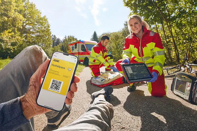 Im Ernstfall können mit dem ADAC Notfallpass wichtige medizinische Daten ausgelesen werden. Credits: ADAC