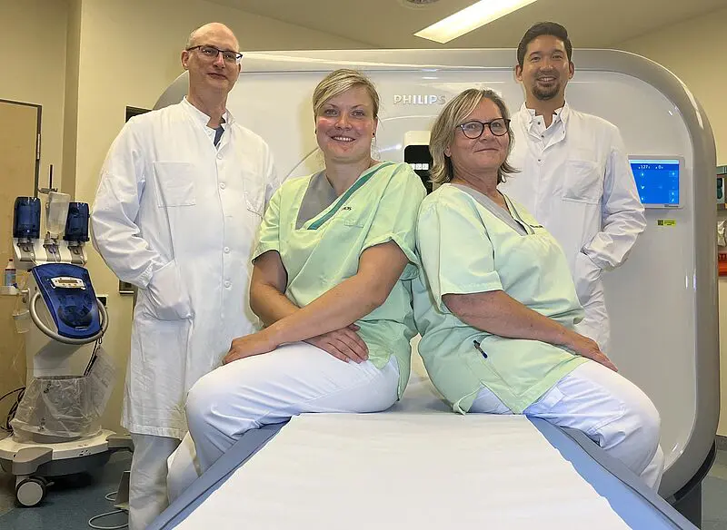 Auf dem Bild von links hinten nach links vorne: PD Dr. Volker Heßelmann, Chefarzt Neuroradiologie Dr. Hendryk Vieweg, Chefarzt Radiologie Kati Pfeiffer, Leitende Medizinische Technologin für Radiologie Claudia Baatz, Stellvertretende Leitende Medizinische Technologin für Radiologie (Foto: Asklepios) 