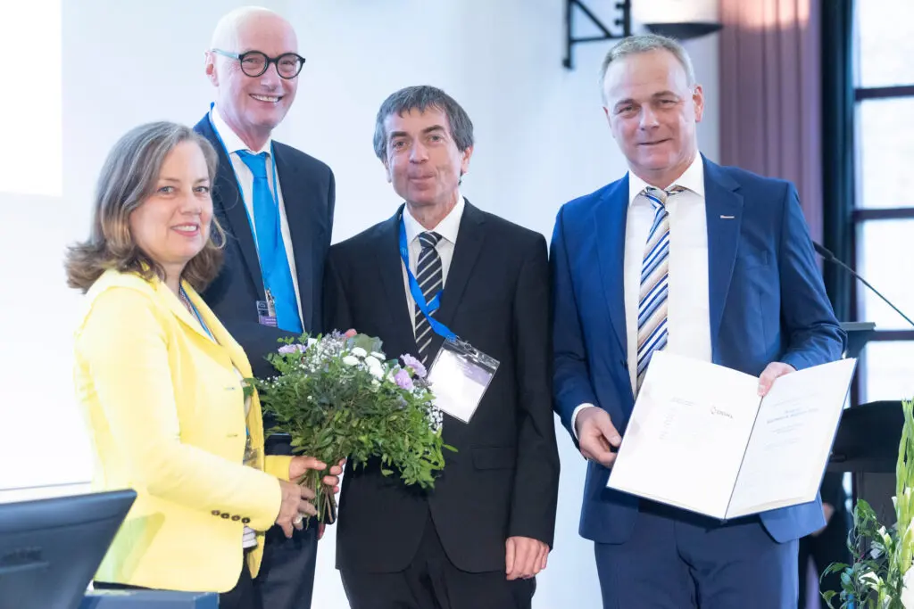 BREMEN, 26.09.2024, DGKL Jahrestagung, DKLM, Congress Centrum Bremen, Verleihung des Preises Biochemische Analytik - gefördert von SARSTEDT, v.l. Prof. Dr. Mariam Klouche, Univ. Prof Dr. med. Harald Renz, Preisträger Prof. Dr. Rudolf Valenta, Rainer Schuster, Vorstand SARSTEDT Vertrieb/Forschung und Entwicklung © Joerg Sarbach