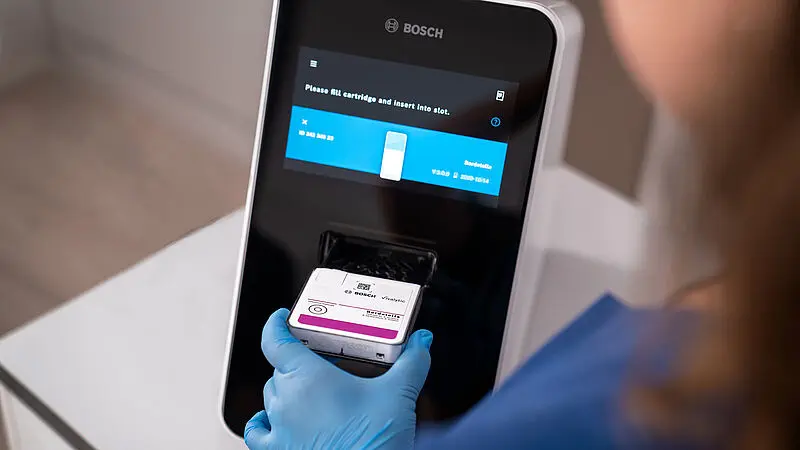 Mit dem Vivalytic Bordetella Test können drei verschiedene Pathogene erkannt werden, die eine Infektion mit Keuchhusten auslösen können. Credits: Bosch Healthcare Solutions GmbH