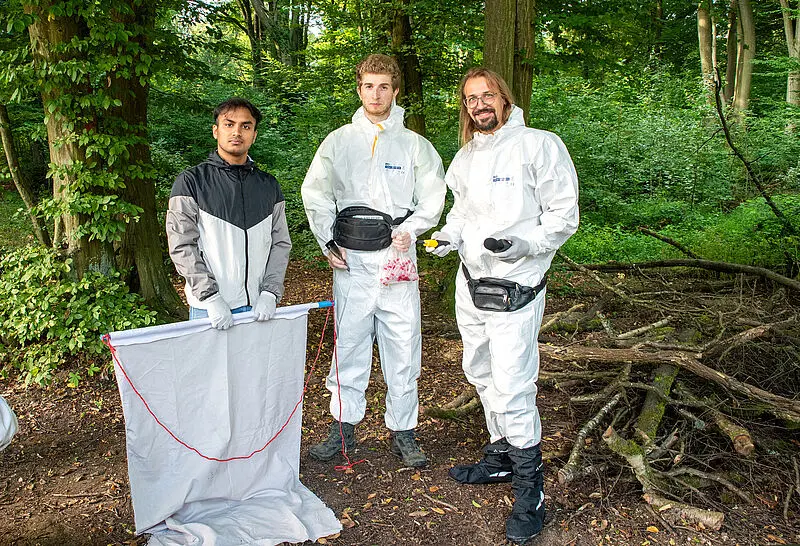 Ein Teil der GreenBalance Nachwuchsgruppe bei der Zeckensammlung: (v.l.) Sibaram Sadangi, Doktorand, Raphael Räpple, Wissenschaftliche Hilfskraft und Dr. Timo Falkenberg, Leiter der Nachwuchsgruppe GreenBalance. | Quelle: K. Wislsperger | Copyright: Universitätsklinikum Bonn (UKB)