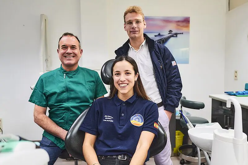 Zahnarzt Dr. Dirk Neefs mit Alba Sanchez-Montalvo (Immunologin und Doktorandin) und Romain Maddox (Physiker) (v.l.n.r.) haben die Studie "Mundgesundheit bei Astronauten" durchgeführt | Quelle: Jeroen Hanselaer, Antwerpen | Copyright: Jeroen Hanselaer, Antwerpen