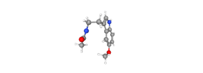 Melatonin ist ein biogenes Amin, das in Tieren, Pflanzen und Mikroben vorkommt. Aaron B. Lerner von der Universität Yale ist es zu verdanken, dass das Hormon 1958 seinen Namen erhielt und seine chemische Struktur definiert wurde. Bei Säugetieren wird Melatonin von der Zirbeldrüse produziert. Credits: PubChem.