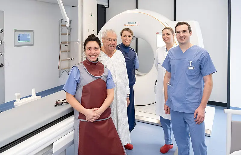 Erfolgreicher Start mit dem ersten Patienten: Das Team um Prof. Dr. Wibke Uller (3.v.l.) hat den Betrieb im neuen Radiologischen Interventionszentrum aufgenommen | Copyright: Universitätsklinikum Freiburg 