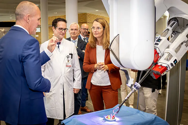 Prof. Uwe Reuter (v.li.), Prof. Richard Hummel, Prof. Karlhans Endlich, Toralf Giebe und Ministerin Martin bei der Präsentation des neuen Da Vinci Modells. | Quelle: Foto: Unimedizin Greifswald | Copyright: Unimedizin Greifswald |