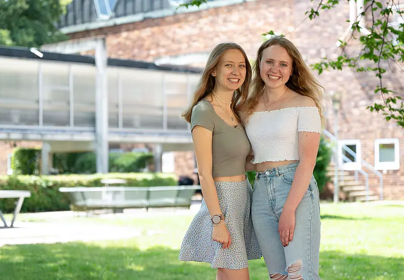 Foto: Auch Studieren macht mit Freunden einfach mehr Spaß: Ellen Gensior und Hannah Schischeg studieren Bioanalytik und sind bereits seit dem Orientierungssemester "Laborpartnerinnen for life". | Quelle: Foto: Natalie Schalk | Copyright: Hochschule Coburg