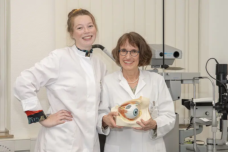 (v.l.) Dr. Elisa Mahler und Prof. Bettina Wabbels von der Augenklinik des UKB forschen gemeinsam zu den psychosozialen Folgen von Schielen bei Erwachsenen. | Quelle: R. Müller | Copyright: Universitätsklinikum Bonn (UKB) 