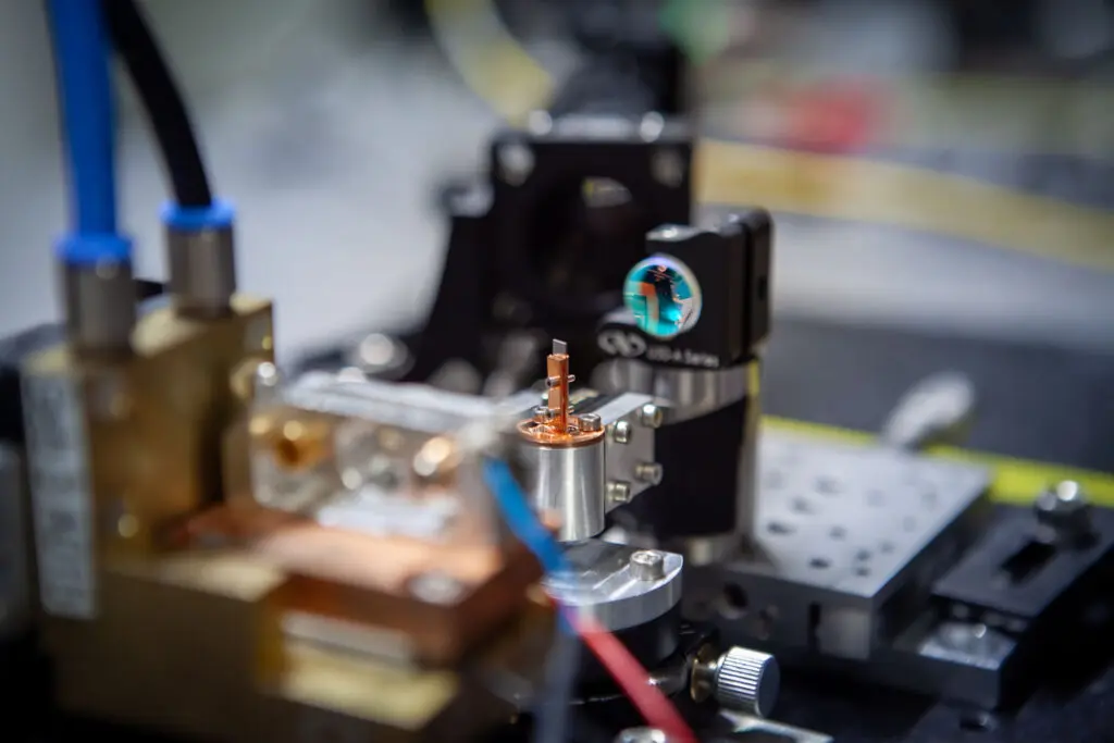 Dem Forschungsteam am Fraunhofer IAF ist es gelungen, zwei aktive Medien, einen NV-Diamant und eine Laserdiode, in einem optischen Resonator zu kombinieren und erstmals die Laserschwelle zu demonstrieren. | Copyright: Fraunhofer IAF