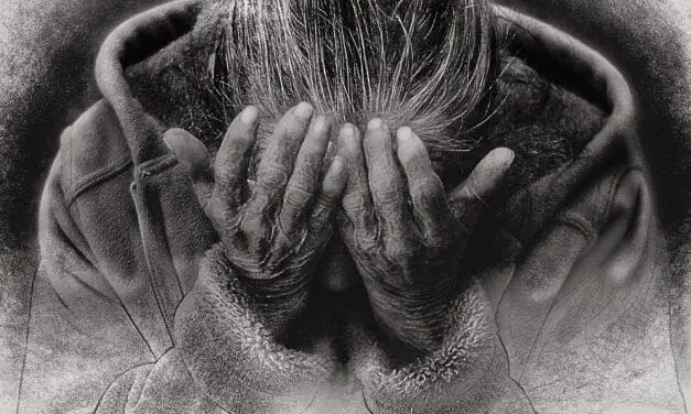 Östrogen und Progesteron regen den Körper zur Herstellung von Opioiden an