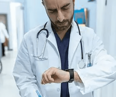 Metalle aus Gelenkimplantaten im Nervenwasser nachweisbar