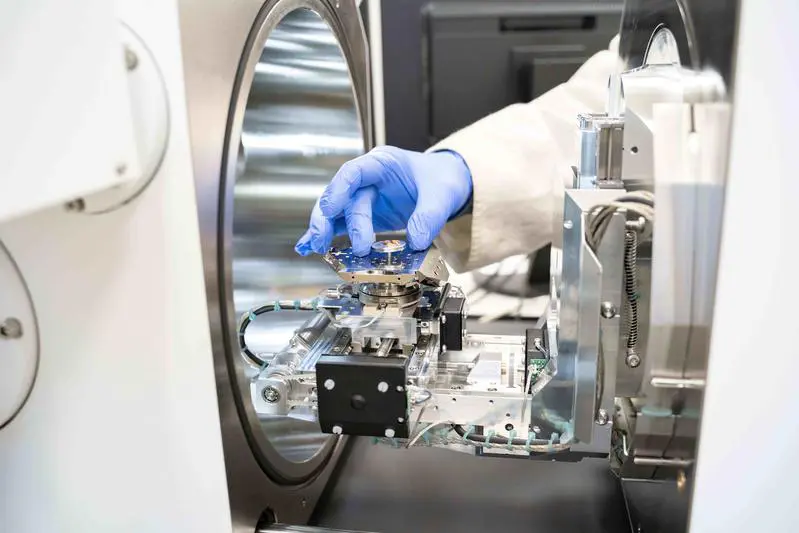 Im hochmodernen Elektronenmikroskop werden kleinste Proben untersucht. | Quelle: Louisa Windbrake | Copyright: Copyright: HSB