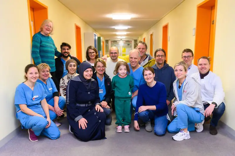 Das interdisziplinäre und interprofessionelle Team aus Ärztinnen, Ärzten und Pflegekräften der pädiatrischen Pneumologie, Kinderintensivmedizin sowie HTTG-Chirurgie, Physiotherapeutinnen, Ernährungsberaterinnen und einer Transplantationskoordinatorin. | Quelle: Copyright: medJUNGE
