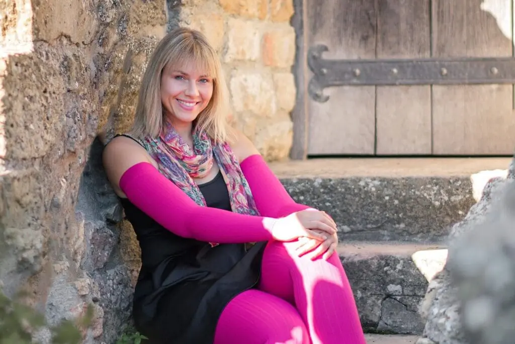 Tina Schwarz ist seit 2018 Lipödem-Coach und hilft als zertifizierte Ernährungsberaterin sowie Jumping- und Health-Trainerin Frauen im Umgang mit ihrem Lipödem. Sie weiß, wovon sie spricht, denn sie selbst hat ein Lipödem an beiden Armen und Beinen. Heute schenkt sie anderen Betroffenen Mut und unterstützt sie bei ihrem Weg zu einem glücklicheren, selbstbestimmten Leben. Bildrechte:
Tina Schwarz. Fotograf: medi GmbH & Co. KG
