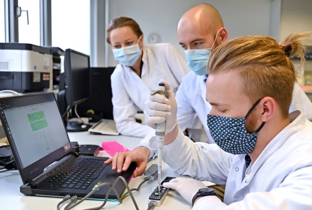 Nanopore-Genomsequenzierung durch Mitarbeiter des Instituts für Infektionsmedizin und Krankenhaushygiene am Universitätsklinikum Jena (Credits: Michael Szabó/UK)
