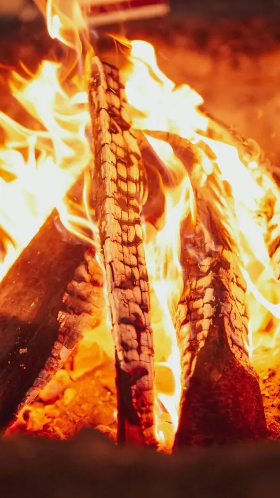 Patienten empfinden rheumatische Schmerzen häufig "wie ein Feuer", das im betroffenen Gelenk brennt. Selbst alltägliche Bewegungen werden zur Belastung. (Credits: Kindel Media(/pexels)