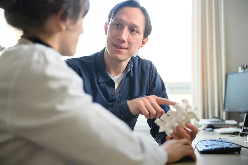 Durch Messungen an 3D-Modellen wie hier der Lendenwirbelsäule, die Johannes Tran-Gia mit seinem Team im 3D-Drucklabor selbst herstellt, werden die speziellen multimodalen Bildgebungsverfahren validiert. | Quelle: Daniel Peter | Copyright: UKW