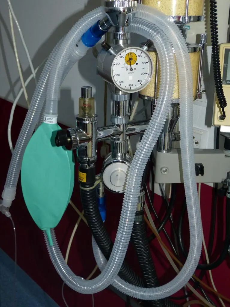 Eine Kehrseite der medizinischen Maximalversorgung ist die Klimabilanz: Weltweit hinterlassen Kliniken bisher sehr große CO2-Fußabdrücke. Vor allem Narkosegase sind ein Faktor, der in Krankenhäusern einen relevanten Anteil der Emissionen verursacht. (Credits: falco/pixabay)