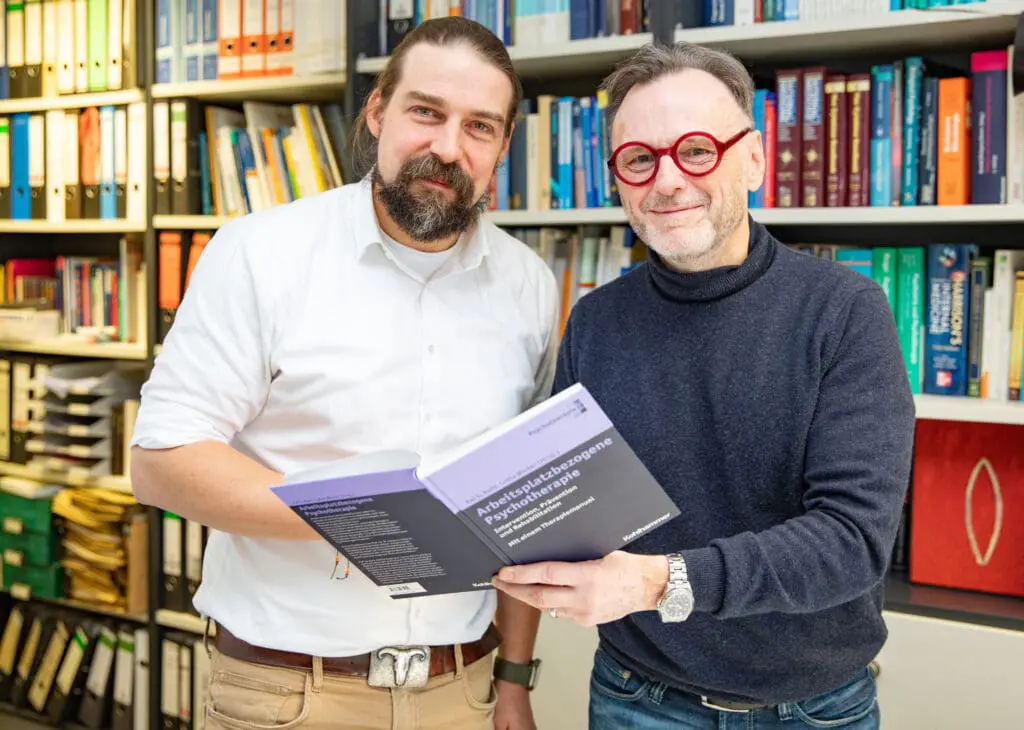 Welche Therapie ist für Menschen mit Depressionen am besten geeignet? Dr. Ivo Heitland (links) und Professor Dr. Kai Kahl erforschen die arbeitsplatzbezogene Psychotherapie. (Credits: Karin Kaiser/MHH)
