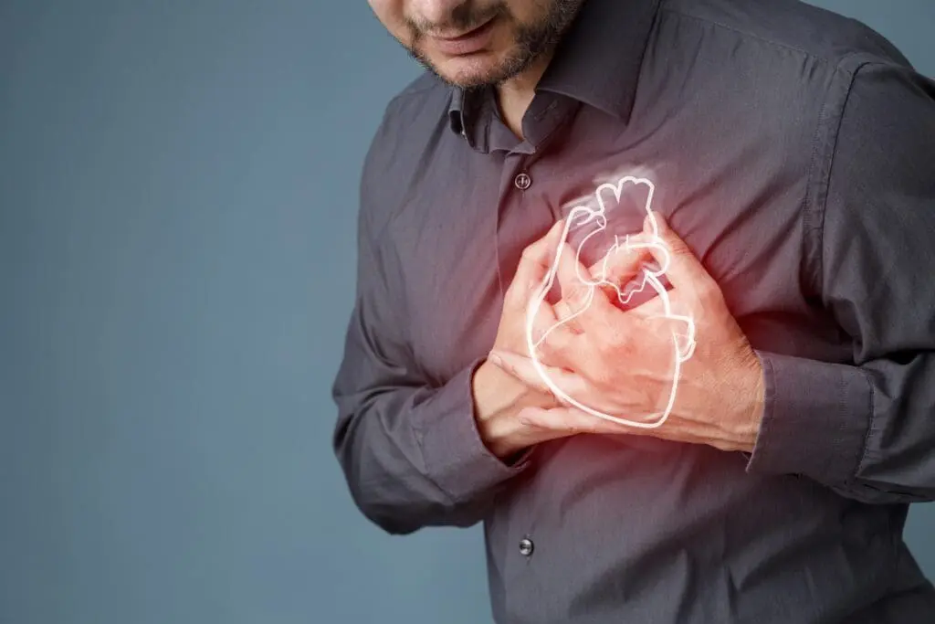 Der oft gefürchtete Herzinfarkt ist bei Brustschmerzen in der Praxis eher selten die Schmerz-Ursache. (Credits: eternalcreative/iStock.com )