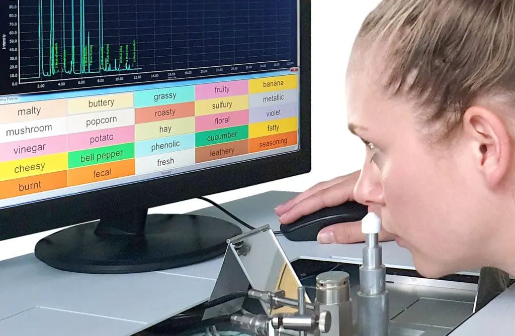 Gaschromatografie-Olfaktometrie: Identifizierung geruchsaktiver Verbindungen mit Hilfe eines Gaschromatografen (Credits: PD Dr. Martin Steinhaus)