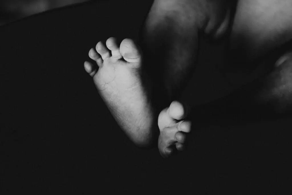 Die Charcot-Marie-Tooth-Krankheit (CMT) ist eine seltene, genetisch bedingte Erkrankung des peripheren Nervensystems. Die Symptome beginnen oft im Kindes- oder Jugendalter und umfassen Muskelschwund, Sensibilitätsstörungen sowie motorische Einschränkungen, insbesondere in den Händen und Füßen. (Credits: Alicia/pexels)