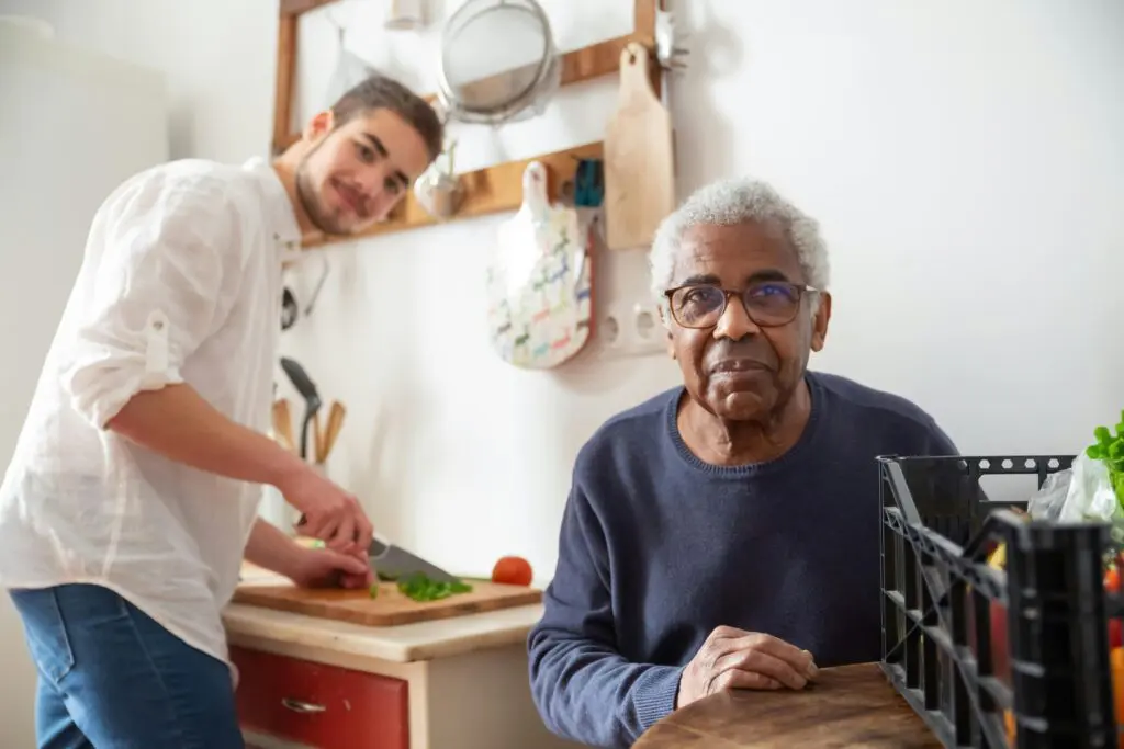 Im Jahr 2023 waren rund 1,7 Millionen Pflegekräfte sozialversicherungspflichtig beschäftigt. Bis 2034 wird ein zusätzlicher Bedarf von 90.000 bis 350.000 Pflegekräften prognostiziert. (Credits: Kampus Production/pexels)