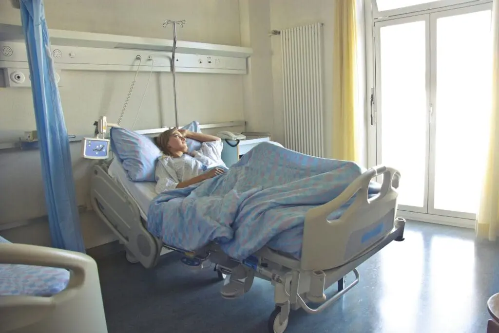 Etwa vier Millionen Menschen leiden in Deutschland an einer seltenen Erkrankung. Aufgrund der geringen Patientenzahlen ist das Erforschen von Arzneimitteln für Pharmaunternehmen nicht lukrativ. (Credits: Andrea Piacquadio/pexels)