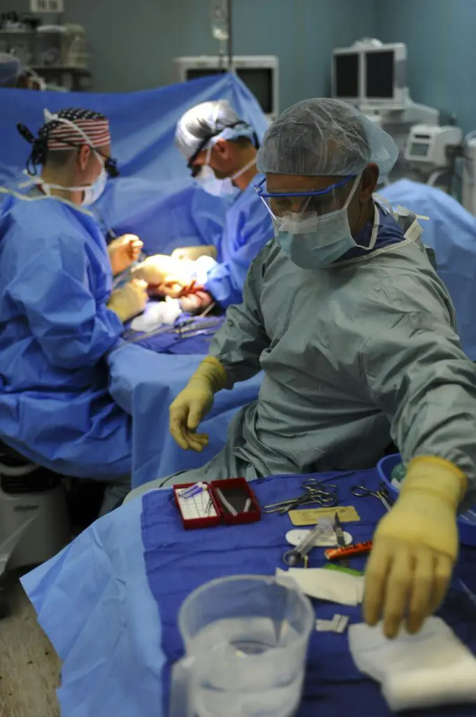 In Deutschland sterben jährlich rund 15.000 Krankenhauspatienten an Infektionen mit multiresistenten Keimen. Innovative Schutzkleidung würde diesen Anteil erheblich minimieren. (Credits: pixabay)