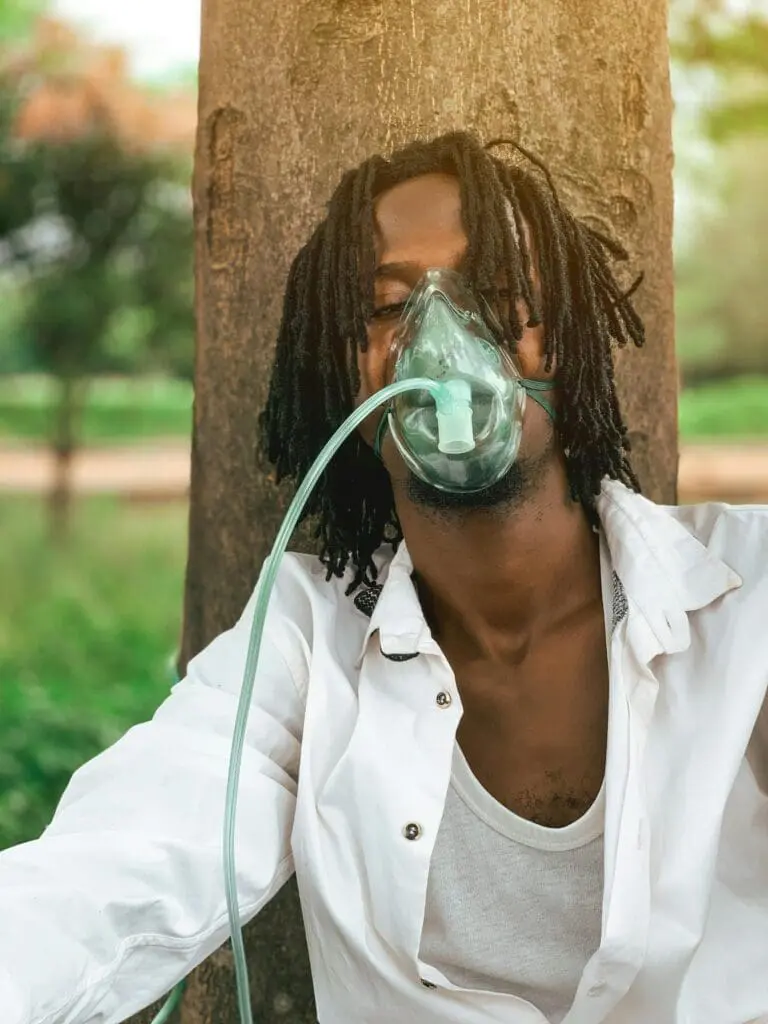 Die überwiegende Mehrheit der Mukoviszidose-Patienten ist auf eine regelmäßige Inhalationstherapie angewiesen, da diese als Säule der symptomatischen Behandlung gilt. Sie dient dazu, den zähen Schleim in den Atemwegen zu lösen, Infektionen zu behandeln und die Lungenfunktion zu verbessern. (Credits: Victor Chijioke/pexels)