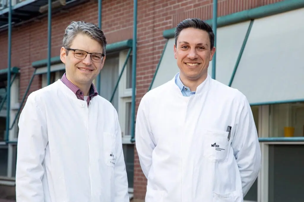 Prof. Jürgen Wenzel (li.) und Dr. Mathias Schemmerer leiten das neue Konsiliarlabor für Hepatitis-A und -E-Viren am UKR. (Credits: Vincent Schmucker/UKR)