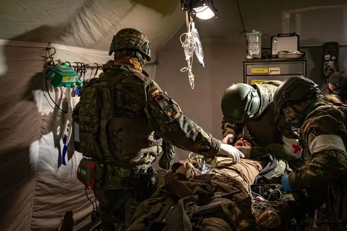 Soldaten versorgen in einer Luftlanderettungsstation einen verwundeten Soldaten in einer gestellten Szene während der Übung Kalter Sturm auf dem Truppenübungsplatz Oberlausitz, am 28.01.2025.
Credits: Bundeswehr/Mario Bähr