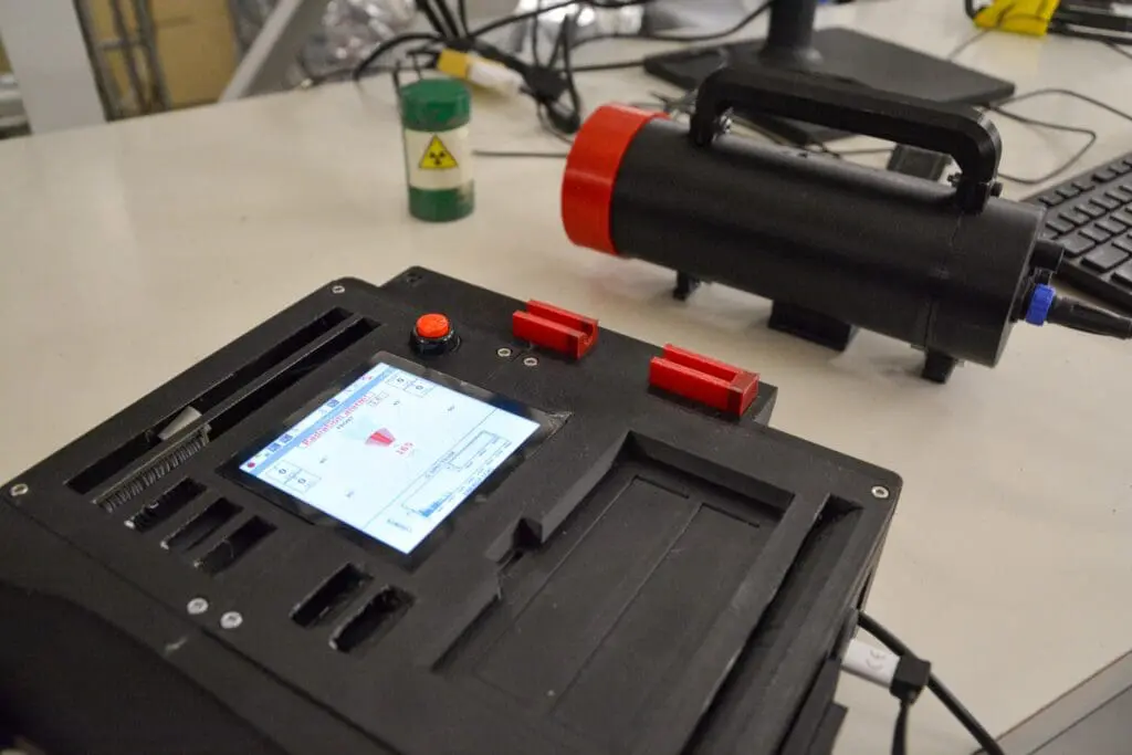 Handgehaltenes Mehrzweck-Radionuklid-Identifizierungsgerät, das die mehrschichtige Phoswich-Technologie verwendet. Der Detektor wiegt weniger als zwei Kilogramm.
