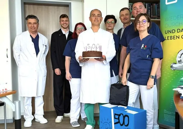 Freuen sich über die 500ste "Kunstherz"-Implantation: Das verantwortliche LAVD-Team der Klinik für Kardiochirurgie am RHÖN-KLINIKUM Campus Bad Neustadt. Bildrechte: RHÖN-KLINIKUM AG / Fotograf: Ulrike Hage