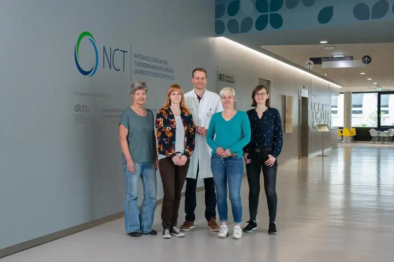Humangenetische Diagnose für eine Familie mit Dr. Arne Jahn und Alexandra Baumann (wiss. Mitarbeiterin) | Quelle: Michael Kretzschmar | Copyright: UKD / Michael Kretzschmar