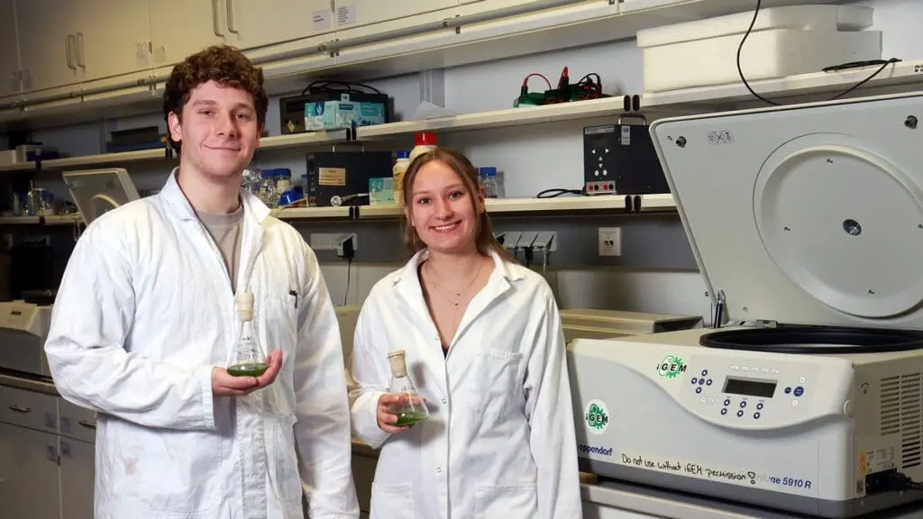 Fynn Kirsch und Julia Beck studieren Molekulare Biologie an der Rheinland-Pfälzischen Technischen Universität Kaiserslautern-Landau (RPTU). Credits: RPTU/Thomas Koziel