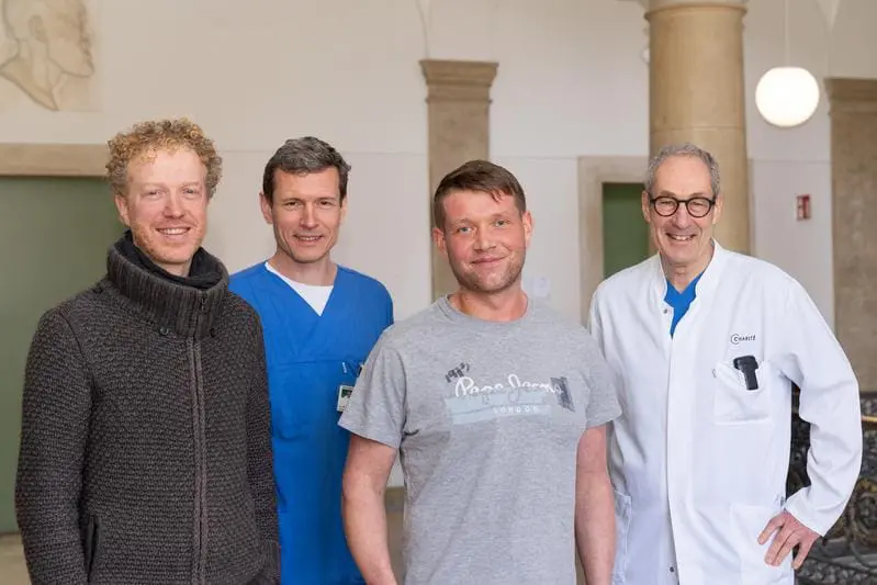 Kinderarzt PD Dr. med. Boris Schmitt, Oberarzt Dr. med. Peter Kramer, Patient Marcus L. und Klinikdirektor Prof. Dr. med. Felix Berger (von links nach rechts). | Copyright: DHZC/Gutbrod