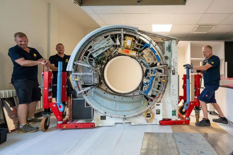 In einer genau getakteten Aktion wurde der weltweit erste Single-Source Photon-Counting Computertomograph in der Strahlentherapie am OncoRay installiert. | Copyright: UKD / M. Kretzschmar