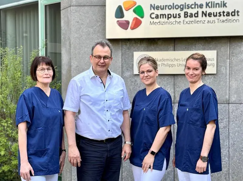 Das Team der Angehörigenberatung um Dr. Volker Ziegler, Chefarzt der Klinik für neurologische Frührehabilitation und neurologische Intensivmedizin am Rhön-Klinikum Campus Bad Neustadt: Heike Seeliger (l.), Julia Anding (2.v.r.) und Christina Schlegel (r) | Quelle: Katrin Schmitt | Copyright: © RHÖN-KLINIKUM Campus Bad Neustadt