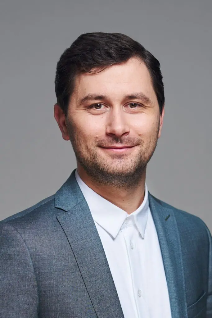 Dr. Tilmann Dittrich, LL.M. (Medizinrecht), ist Rechtsanwalt der Kanzlei Wessing & Partner Rechtsanwälte mbB aus Düsseldorf. Er ist spezialisiert auf das IT- und Medizinstrafrecht und unterstützt Leitungspersonen und Unternehmen im Bereich des Cybersicherheitsrechts. Er ist außerdem Autor zahlreicher Fachpublikationen zur Krisenresilienz und Cybersicherheit im Gesundheitswesen.