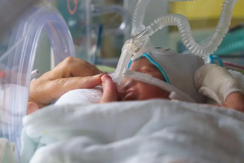 Frühgeborenes Baby wird am Uniklinikum Dresden versorgt. | Quelle: UKD/Marc Eisele