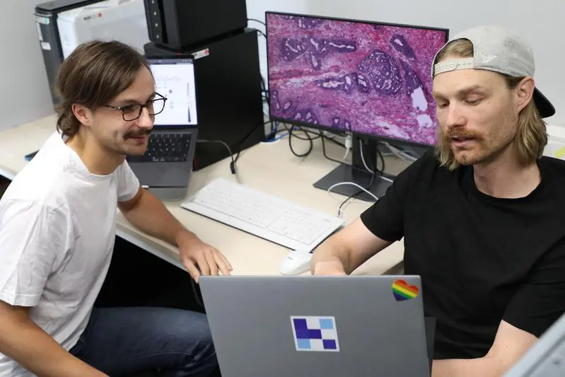 Marco Gustav, Erstautor der Veröffentlichung und Wissenschaftlicher Mitarbeiter am EKFZ für Digitale Gesundheit, und Dr. Nic G. Reitsam, Co-Autor und Pathologe an der Medizinischen Fakultät der Universität Augsburg, besprechen die Daten der Studie. | Quelle: Anja Stübner | Copyright: Anja Stübner / EKFZ 