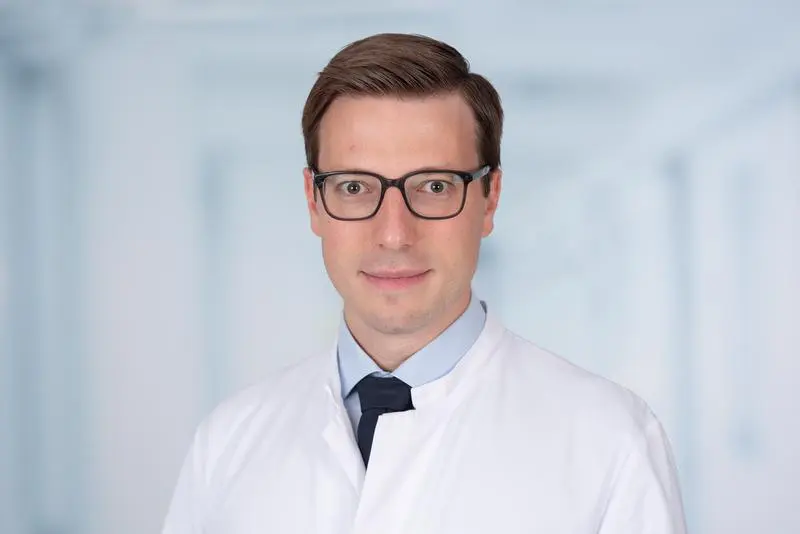 Seit August leitet Prof. Maximilian Pfau die W3-Professur für Retinologie und erbliche Netzhauterkrankungen an der Augenklinik des Universitätsklinikums Bonn (UKB) | Quelle: Rolf Müller | Copyright: Universitätsklinikum Bonn (UKB) |
