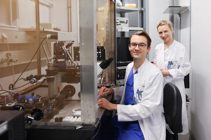 Priv.-Doz. Dr. Felix Wiedmann, leitender Oberarzt der Klinik für Kardiologie und Pneumologie der Universitätsmedizin Göttingen (UMG), und Prof. Dr. Constanze Schmidt, Direktorin der Klinik für Kardiologie und Pneumologie der UMG, im Forschungslabor. | Copyright: umg/eva meyer-besting