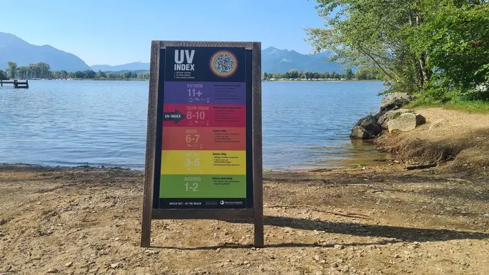 UV-Index-Tafel am Chiemsee bei PARKER OUTDOOR. Credits: Deutsche Krebshilfe