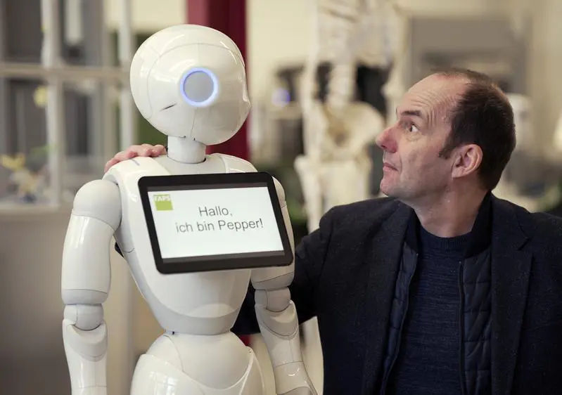 "Who is Who" der KI-Forschung trifft sich beim Bonner Humboldt-Forschungspreis-Forum: Hier Humboldt-Professor für KI Vincent C. Müller, Pionier der Philosophie und Ethik der KI, mit einem humanoiden Roboter | Copyright: Humboldt-Stiftung